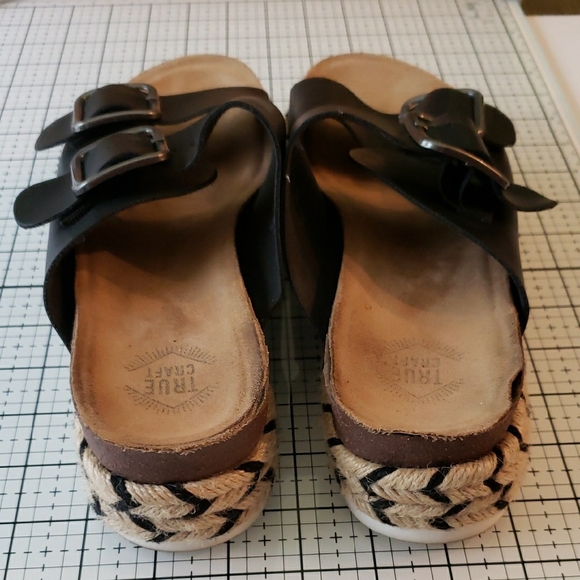 True Craft Black and Cream Sandals 7.5 - Picture 3 of 4